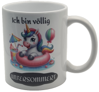 Produkt-Titel: Lustige Tasse „Ich bin völlig untersommert“ – Süßes Einhorn im Pool – 330ml Keramik (Orca Coating)