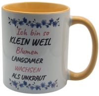 Lustige Tasse "Ich bin so klein" – Spruchbecher mit Blumen & gelbem Henkel (330 ml) – Geschenk für kleine Frauen & Männer