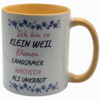 Lustige Tasse "Ich bin so klein" – Spruchbecher mit Blumen & gelbem Henkel (330 ml) – Geschenk für kleine Frauen & Männer