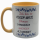 Lustige Tasse "Ich bin so klein" – Spruchbecher mit Blumen & gelbem Henkel (330 ml) – Geschenk für kleine Frauen & Männer